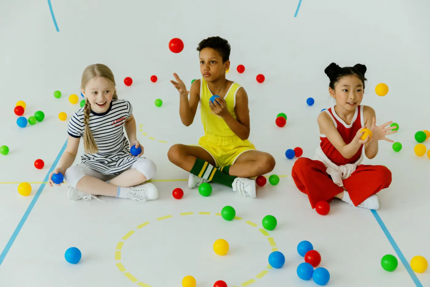 Kinderen spelen samen met kleurrijk speelgoed