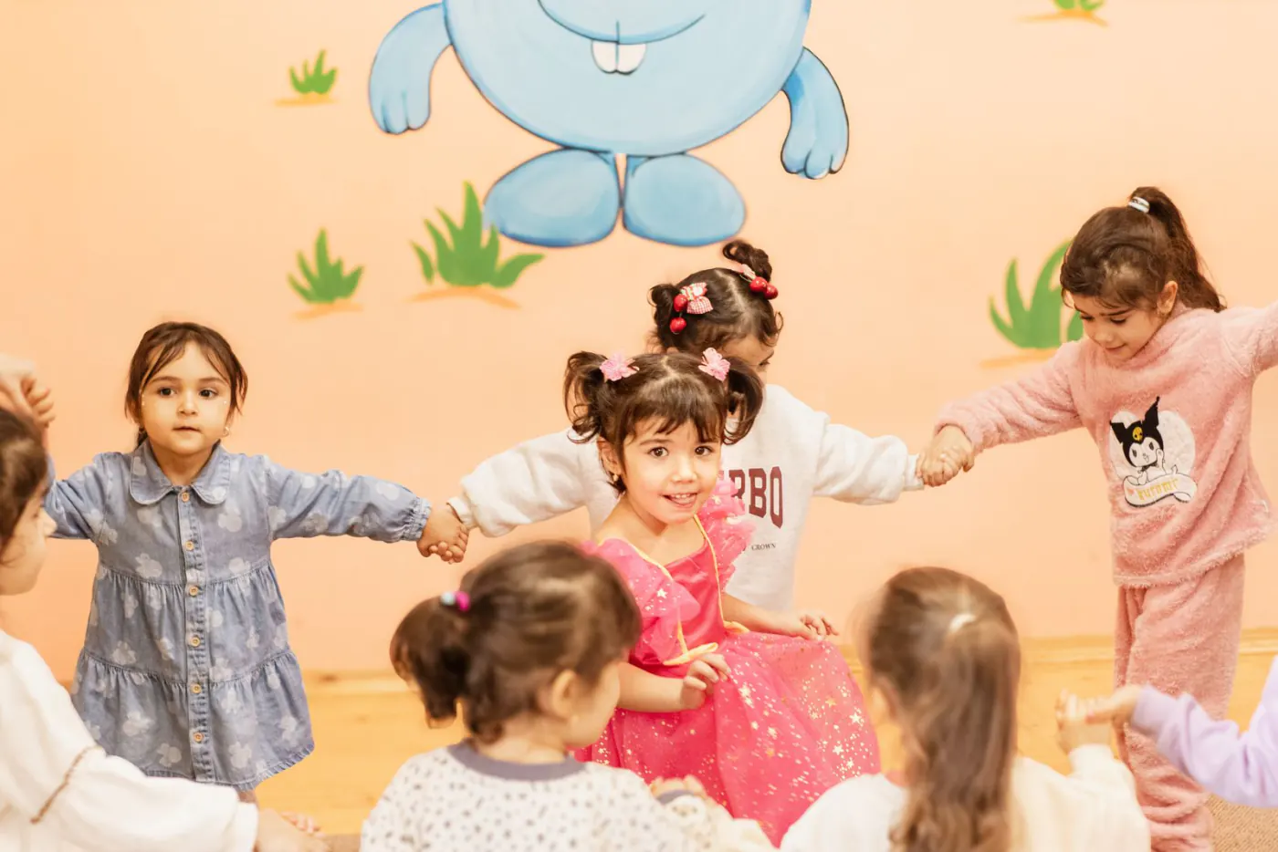 Kinderen spelen samen een kringspel
