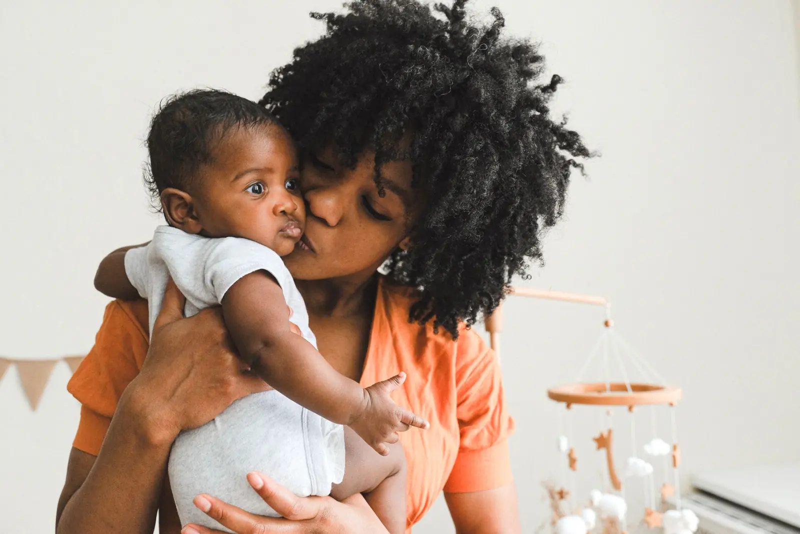 Moeder met haar pasgeboren baby op de arm