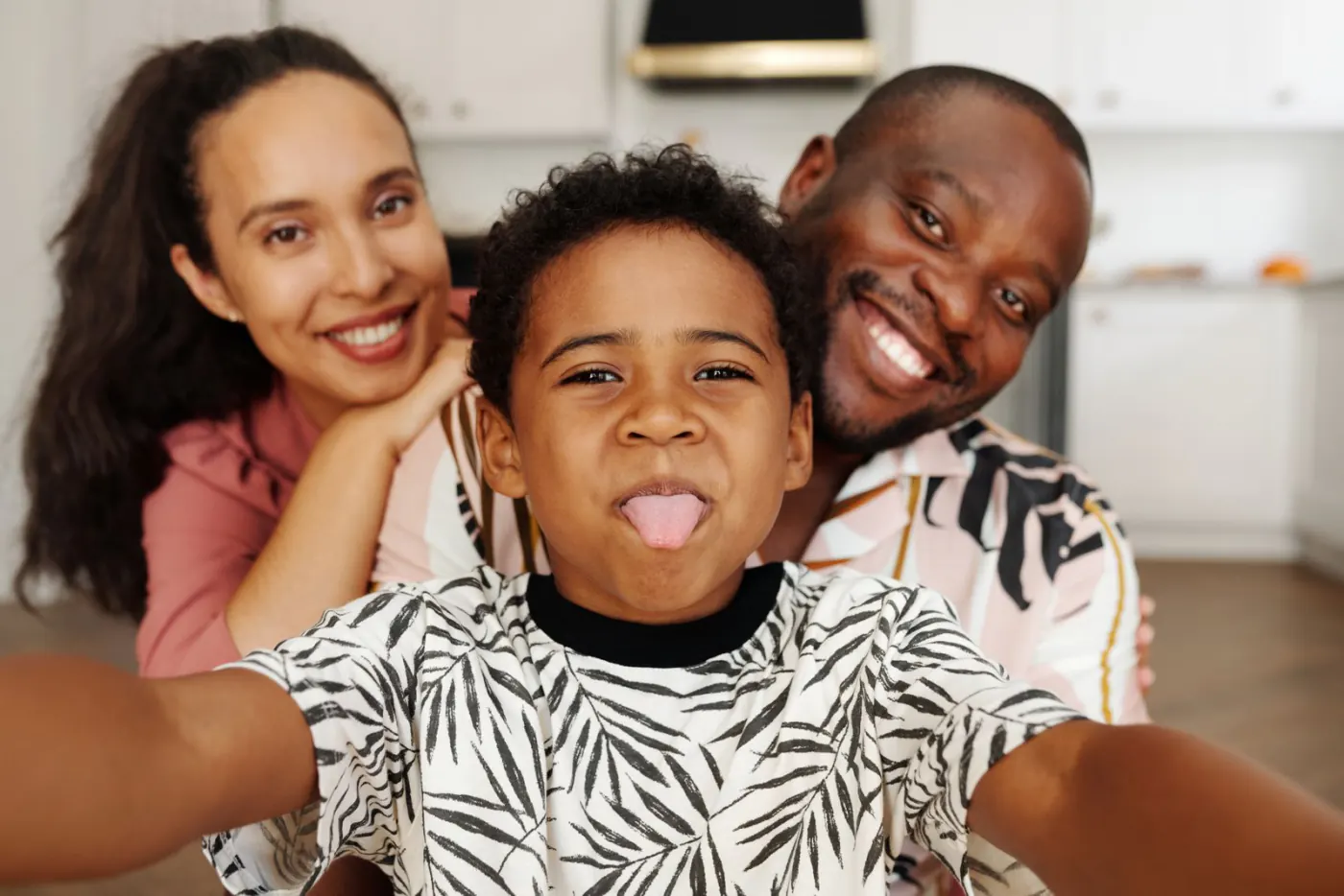 Ouders spelen met hun kind in de hotelkamer